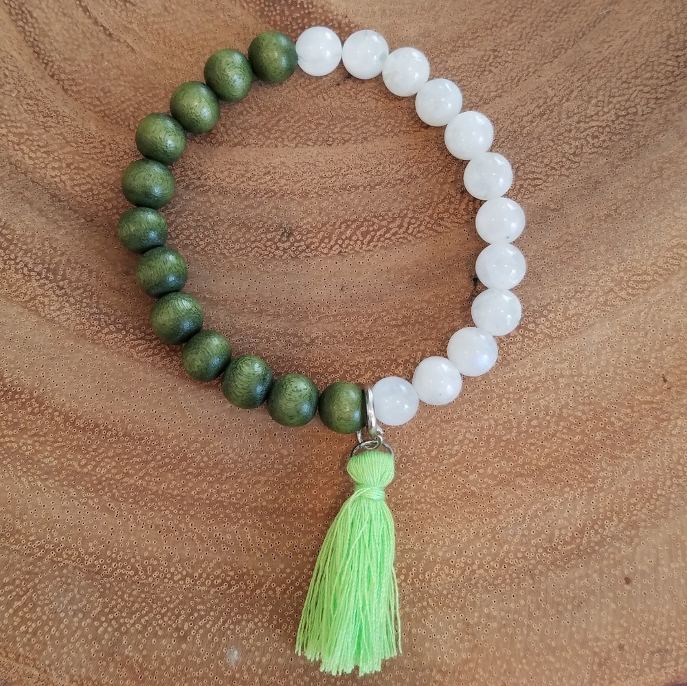 87RWD || Beaded bracelet w/ tassel